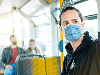 Bild Person mit Mundschutz