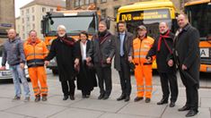 Symbolbild der Menschenkette mit hochrangigen Vertretern Dresdens vor Fahrzeugen