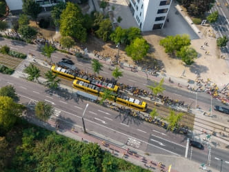 Drohnenbild von Bahnen bei der Abreise nach Dynamo-Heimspiel
