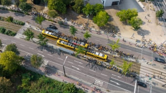 Drohnenbild von Bahnen bei der Abreise nach Dynamo-Heimspiel