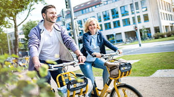 Pärchen unterwegs mit dem MOBIbike