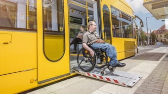 Person im Rollstuhl beim Ausstieg