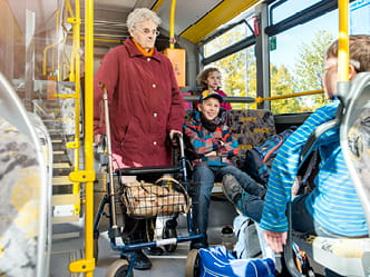 Fahrgäste in einem Bus