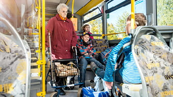 Fahrgäste in einem Bus