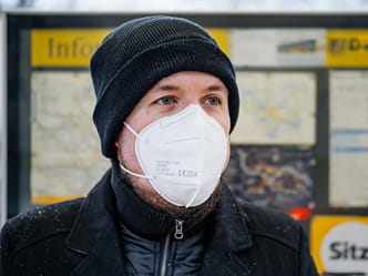 Bild Person mit Mundschutz