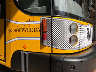 Bahn mit Mundschutz