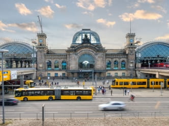 Bild vom Dresdner Hauptbahnhof mit Bahn, Bus und Zug