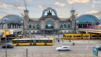 Bild vom Dresdner Hauptbahnhof mit Bahn, Bus und Zug