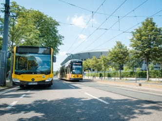 Bahn und Bus am Rudolf-Harbig-Stadion