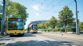 Bahn und Bus am Rudolf-Harbig-Stadion