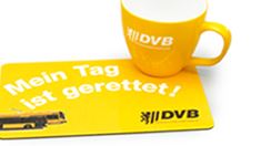 Bild Frühstücksset bestehend aus einer gelben DVB-Tasse und einem Frühstücksbrett "Mein Tag ist gerettet"