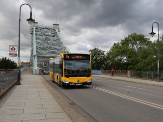 Bus vorm Blauen Wunder