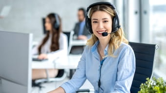 Frau am Telefon mit Headset