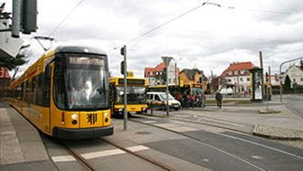 Straßenbahn und Bus auf neu gestaltetem Ullersdorfer Platz