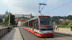 Moderne Skoda-Bahn vor der Prager Burg