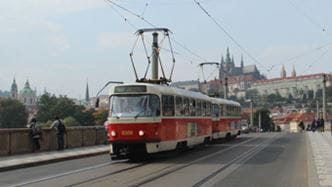 Tatra-Bahn vor der Prager Burg