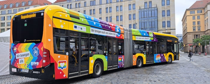 Regenbogen-Bus