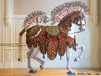 Masken und Kronen. Festkultur und Machtrepräsentation am Dresdner Hof (Pferd mit Schlittenzeug)