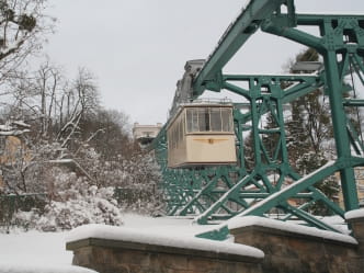 Schwebebahn im Winter