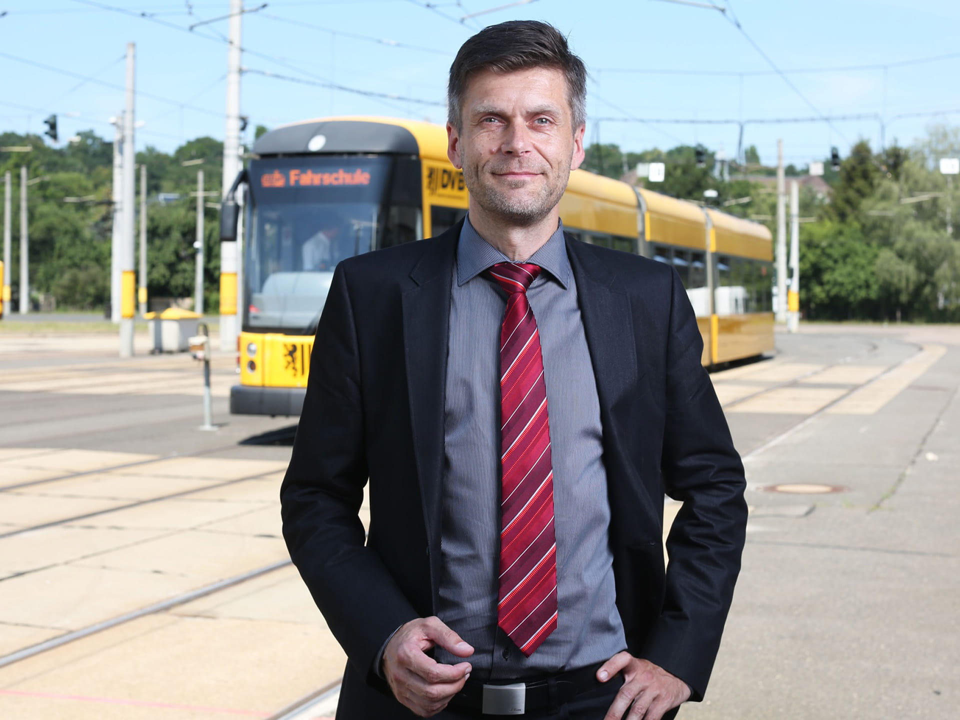 Lars Seiffert vor einer Straßenbahn