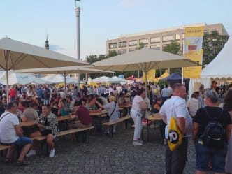 Besucherinnen und Besucher auf dem Postplatz zu Stadtfest