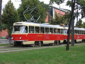 Tatra-Bahn in der Stadt