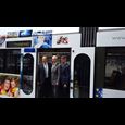 Ministerpräsident, DVB-Vorstand und Oberbürgermeister im Einstiegsbereich der Straßenbahn im weißen Kleid