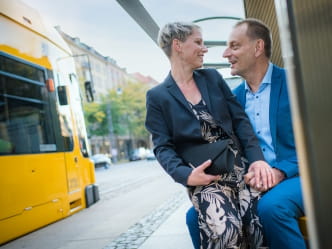 Pärchen an der Haltestelle