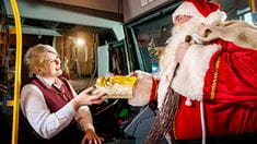 Weihnachtsmann im Bus