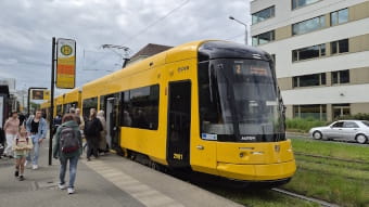 Stadtbahnwagen der Linie 9 am Straßburger Platz