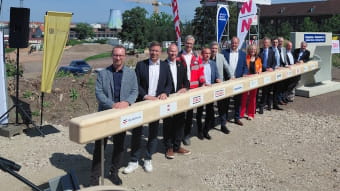Personen des öffentlichen Lebens beim Spatenstich Nossener Brücke