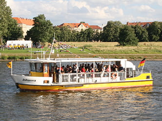 Foto der Elbfähre Johannstadt beim Übersetzen an das andere Ufer