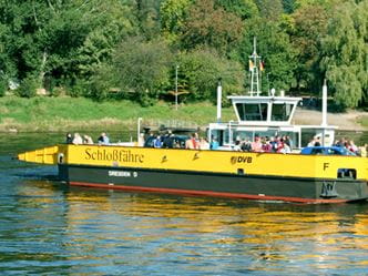 Photo of the Pillnitz car ferry just about to dock