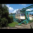 Das Foto zeigt die Schwebebahn bei der Fahrt.
