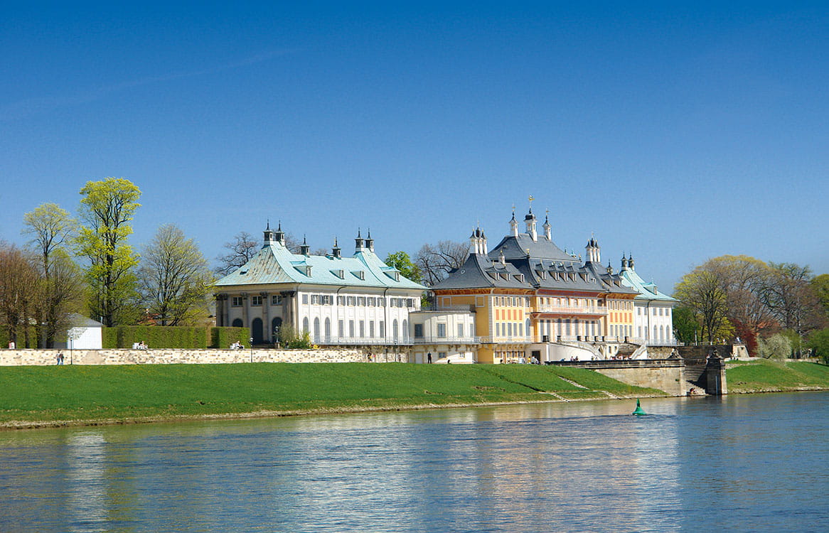 Foto Blick über die Elbe auf Schloß Pillnitz