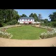 Das Foto zeigt den Rosengarten mit einem Café im Mittelpunkt.