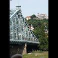 Foto der Brücke Blaues Wunder mit Blick auf den Luisenhof oberhalb des Elbhanges