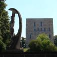 Foto des Hauptgebäudes der Sächsischen Landes- und  Universitätsbibliothek Dresden mit Statue und Pflanzen im Vordergrund.