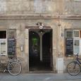 Foto einer Hausfassade mit Fahrrädern in der Dresdner Neustadt