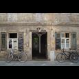 Foto einer Hausfassade mit Fahrrädern in der Dresdner Neustadt