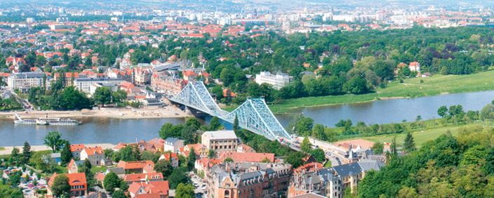 Zdjęcie panoramiczne z widokiem na most Blaues Wunder z końcowej stacji kolejki górskiej.