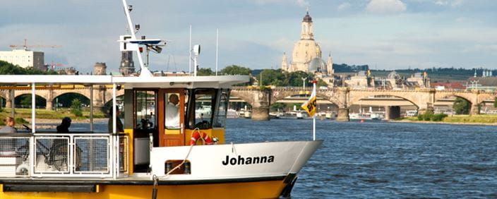 Foto der Elbfähre Johanna vor dem Stadtpanorama