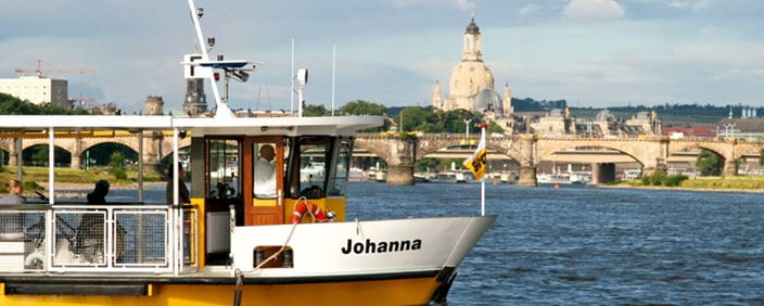 Photo of the “Johanna” Elbe ferry with the cityscape in the background