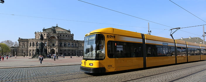 Das Foto zeigt die Linie 4 in Richtung Postplatz vor der Semper Oper