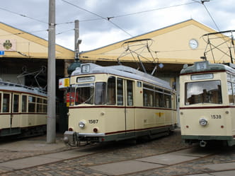 Foto 2 historische Straßenbahnwagen