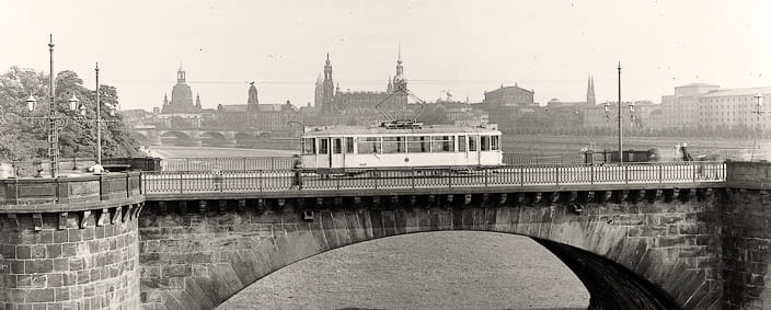 Foto Historische Straßenbahn auf Elbbrücke