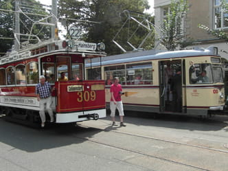 Foto 2 historische Straßenbahnwagen im Straßebahnmuseum