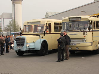 Foto 2 historische Busse