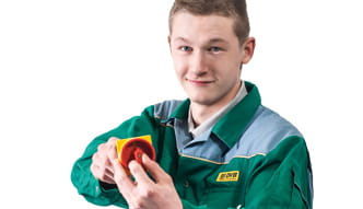 Foto Auszubildender mit grünem DVB Overall