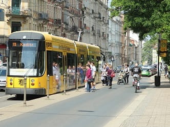Fahrgäste an Haltestelle
